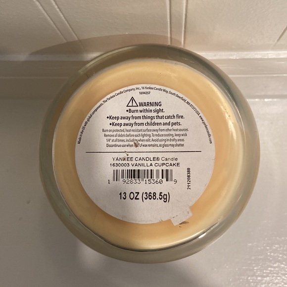 Vanilla cupcake 🧁 candle 🕯️ - Picture 3 of 3